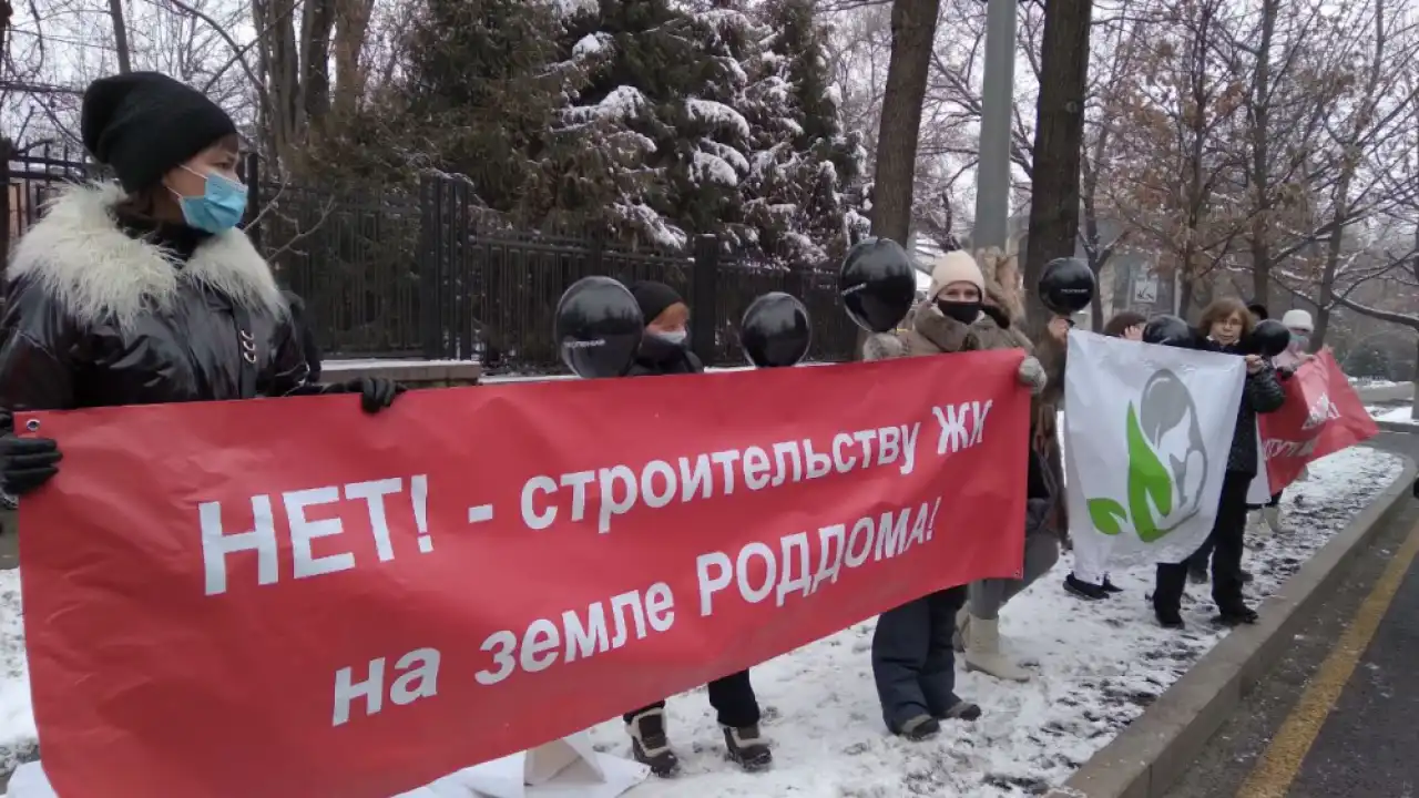 Петиция о возврате земли Центра акушерства государству: спор в Алматы в 2022 году