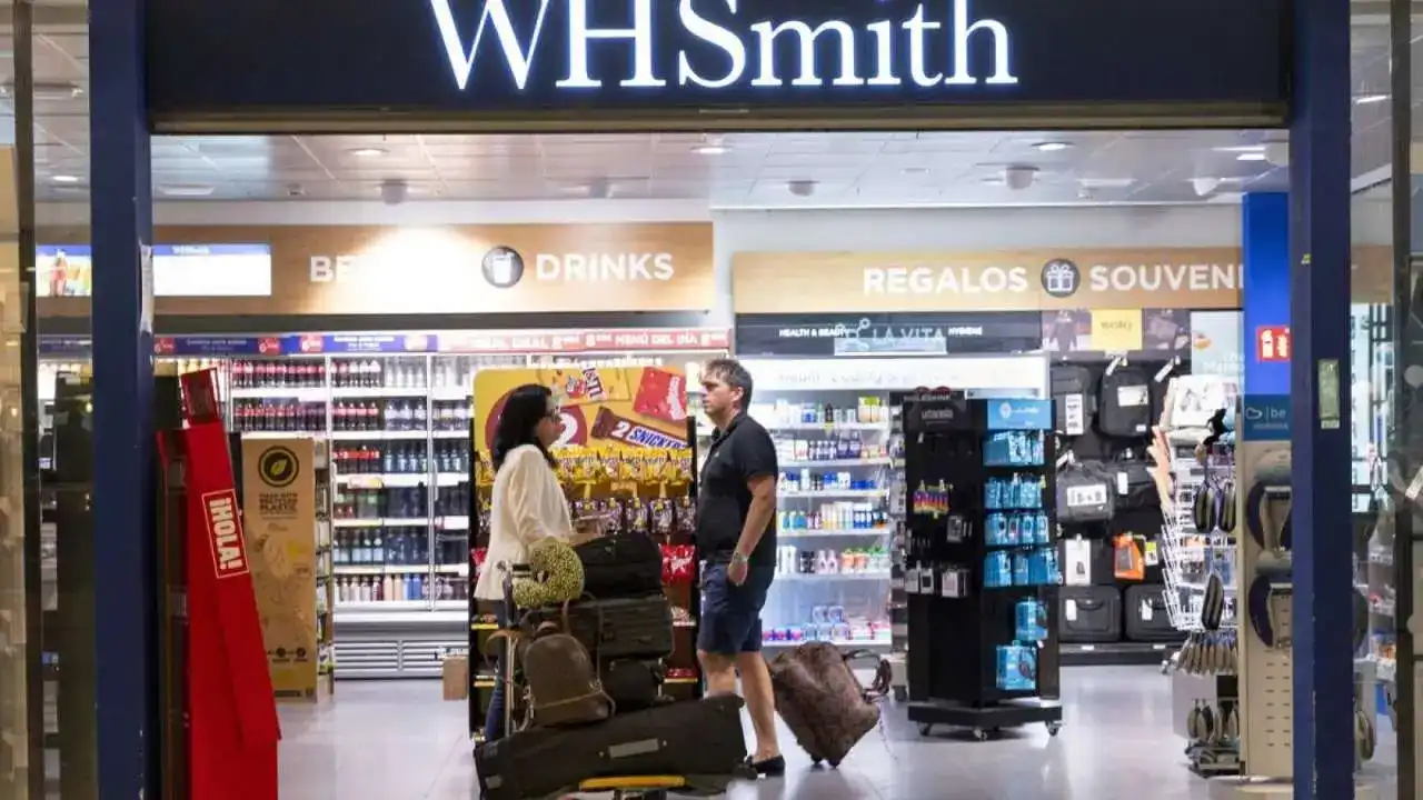 WH Smith заморозила дивиденды и предупредила об ударе войны вокруг Ирана по бизнесу