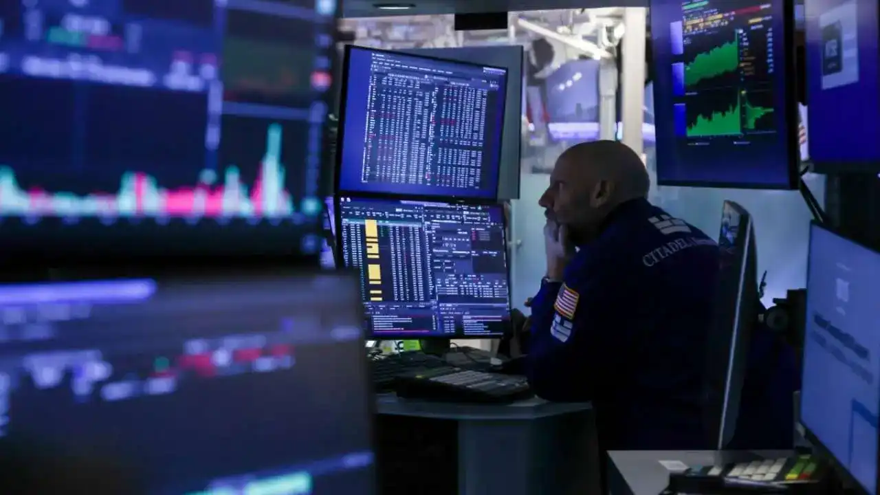 Нефть из-за рисков в Ормузском проливе сорвала рост акций в США