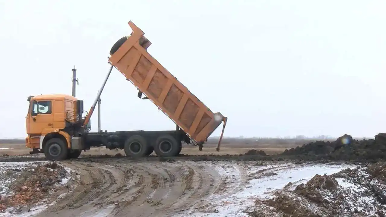 Паводковую дамбу сдали в СКО, деньги исчезли? Рабочие требуют 300 млн тенге