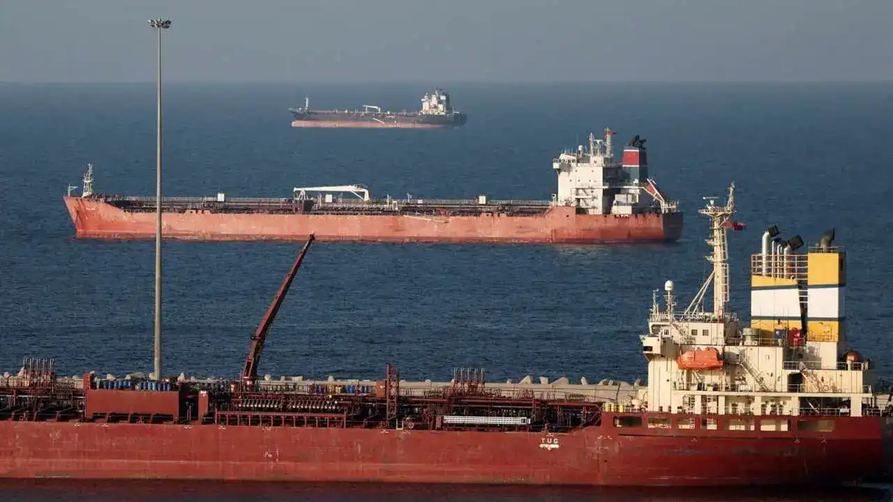Нефть дешевеет после сделки США и Ирана, но энергетический рынок не верит в быструю разрядку