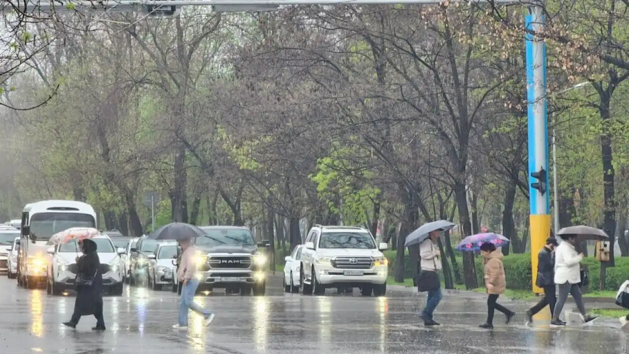 Алматы вывел коммунальные службы на круглосуточное дежурство из-за ливней