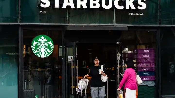 Главу Starbucks Korea уволили из-за акции «День танка»