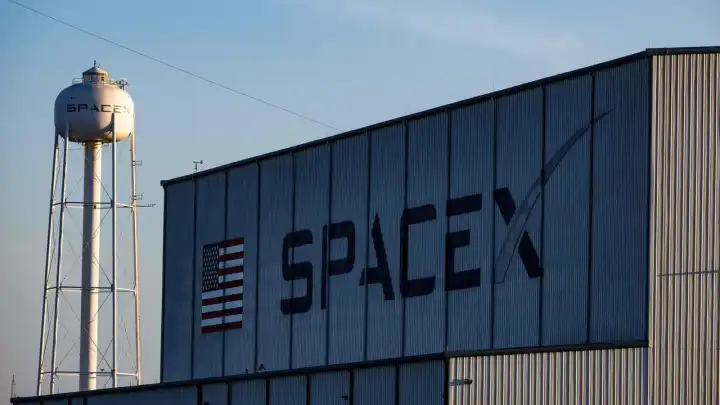 SpaceX показала спутник AI1 перед рекордным IPO