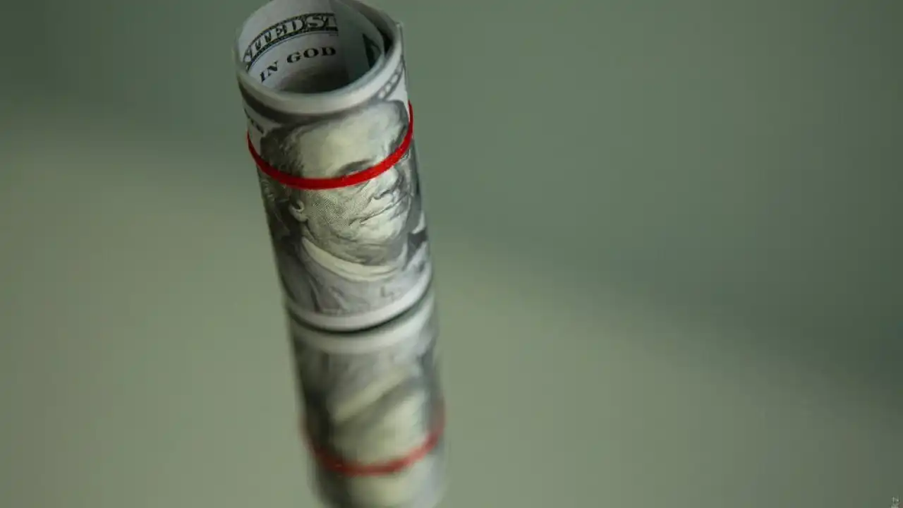 Тенге укрепился: доллар на KASE опустился до 487,7
