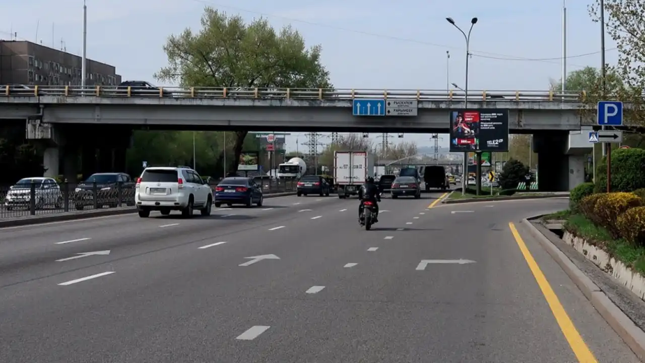 В Алматы на Толе би сузят движение из-за работ по ЛРТ