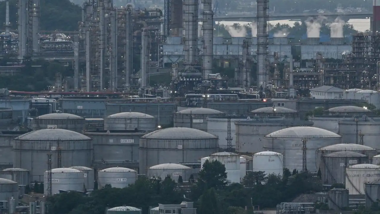 Китай пережидает нефтяной шок с полными резервуарами
