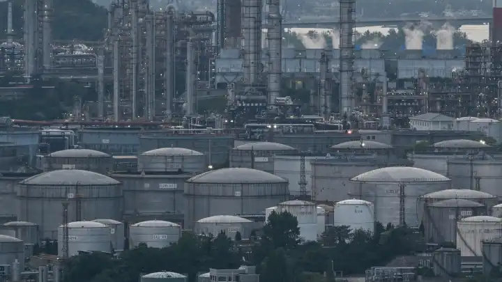 Китай пережидает нефтяной шок с полными резервуарами