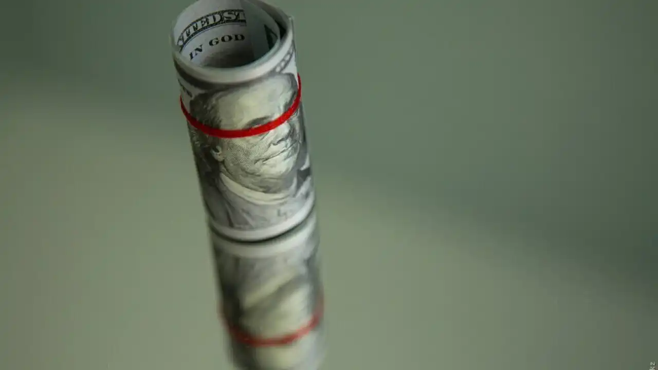 Доллар на KASE подешевел до 485,31 тенге