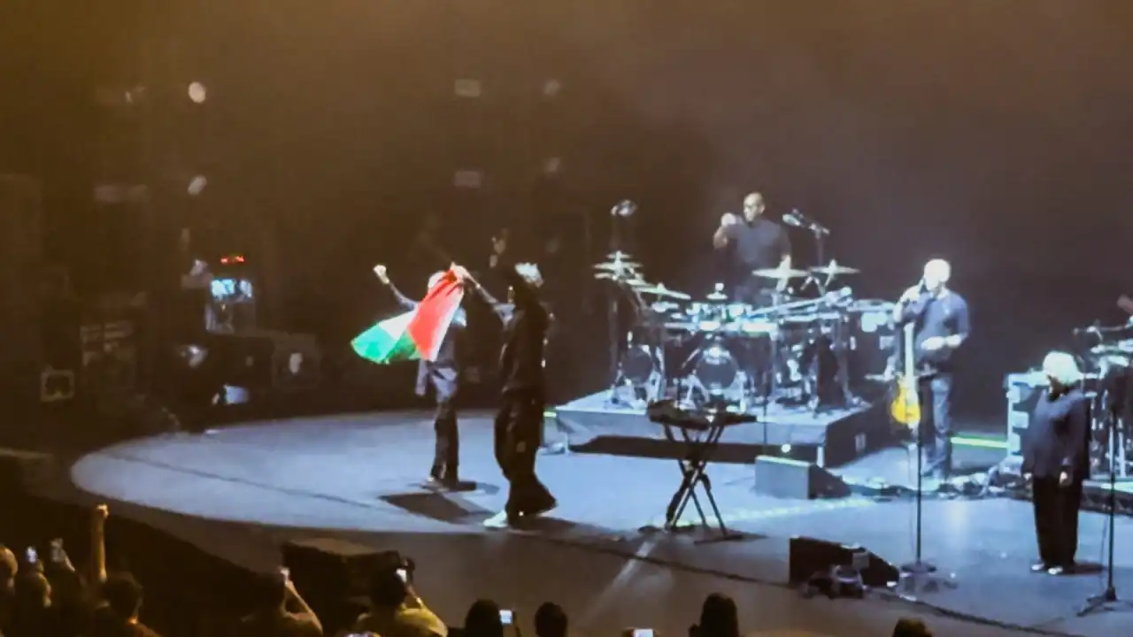 Сингапур запретил двум участникам Massive Attack въезд после акции в поддержку Палестины