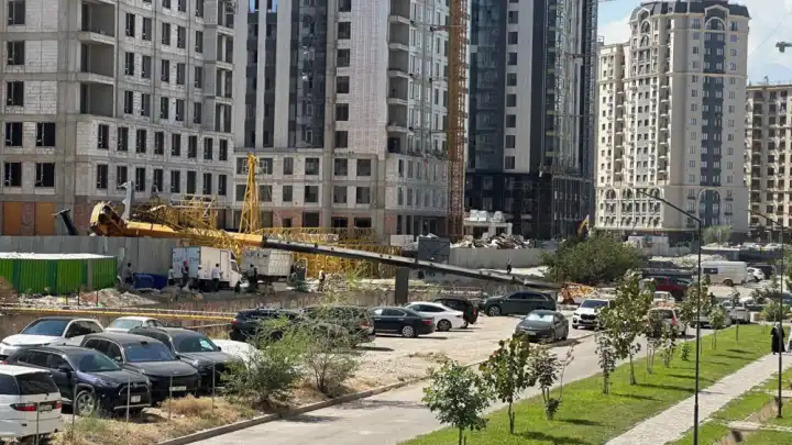 В Бишкеке автокран опрокинулся на стройке: компанию оштрафовали