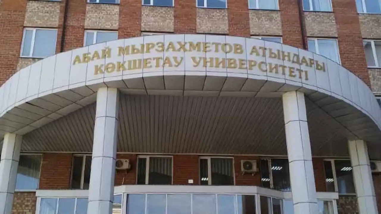 Абитуриенты часами ждут документы из-за отсутствия ректора в Кокшетау