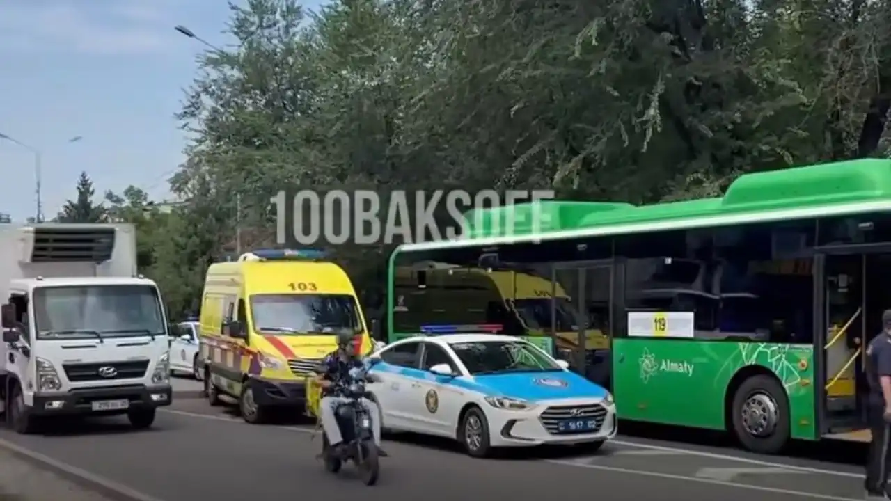 Автобус насмерть сбил женщину на переходе в Алматы: полиция показала видео