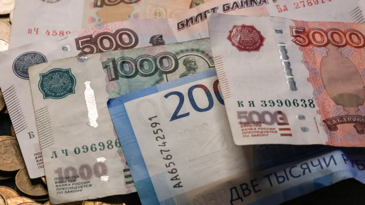 В Кыргызстане банки подняли комиссии за наличные рубли до 20%