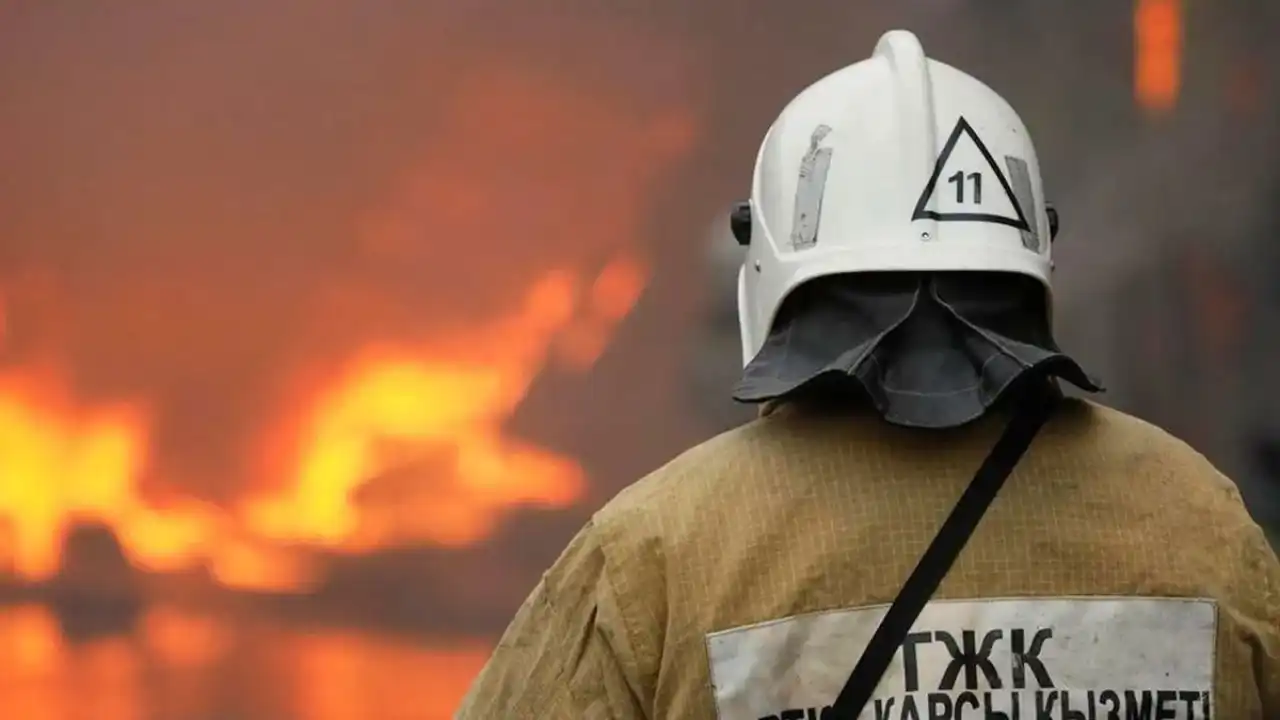Пять бутиков вспыхнули на рынке в Алматы: пожарные остановили огонь