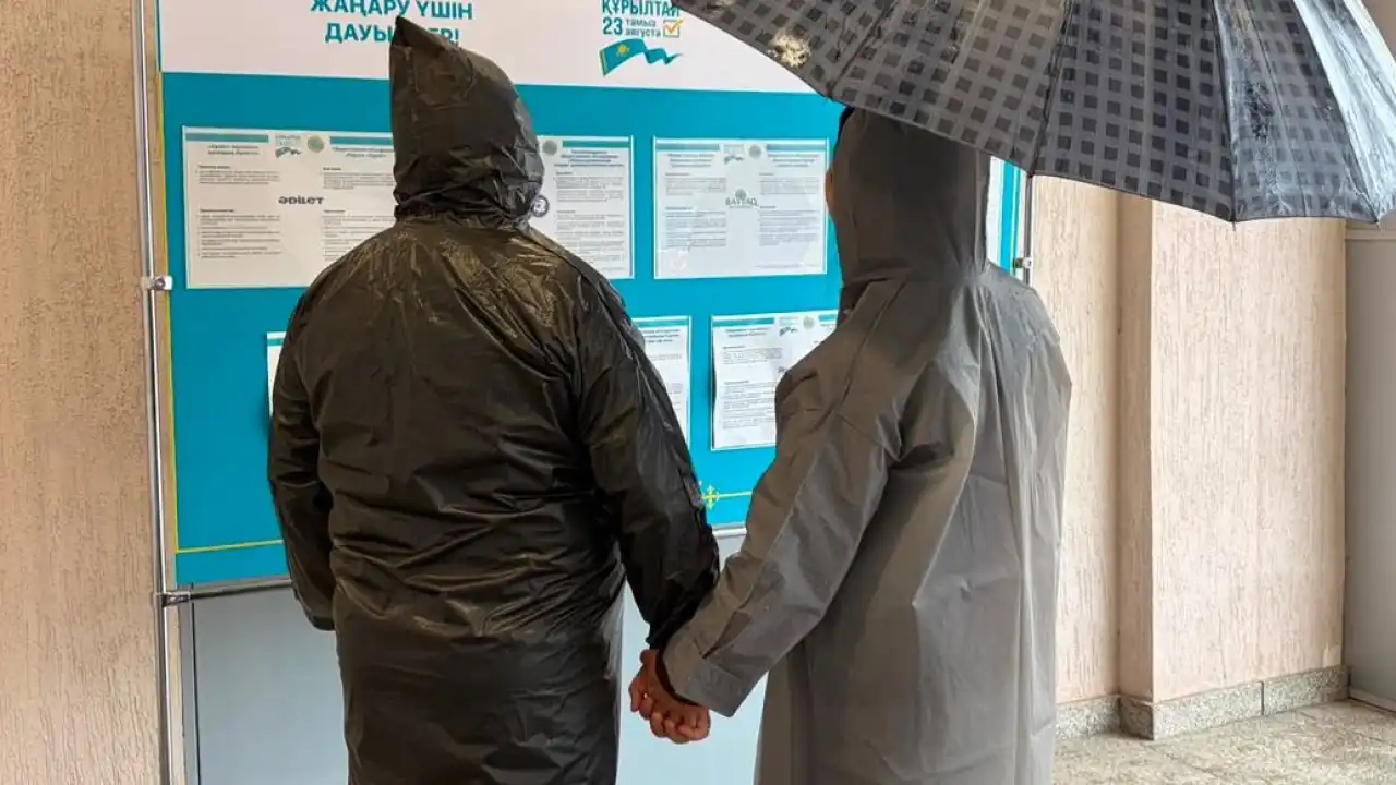Астанчане пришли на выборы в Курултай несмотря на ливень