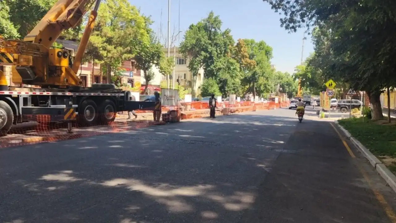 Асфальт провалился на улице Глинки в Ташкенте, власти ищут причину