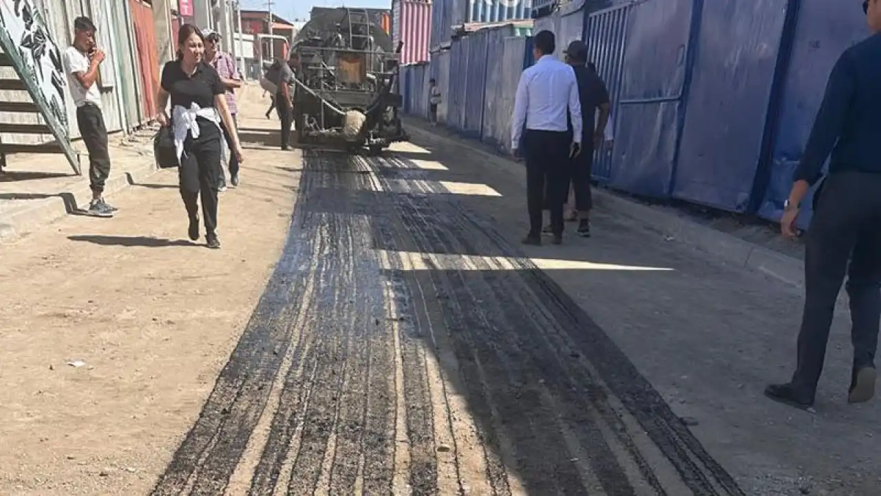 В Бишкеке начали асфальтировать дорогу к рынку «Дордой-автозапчасти»