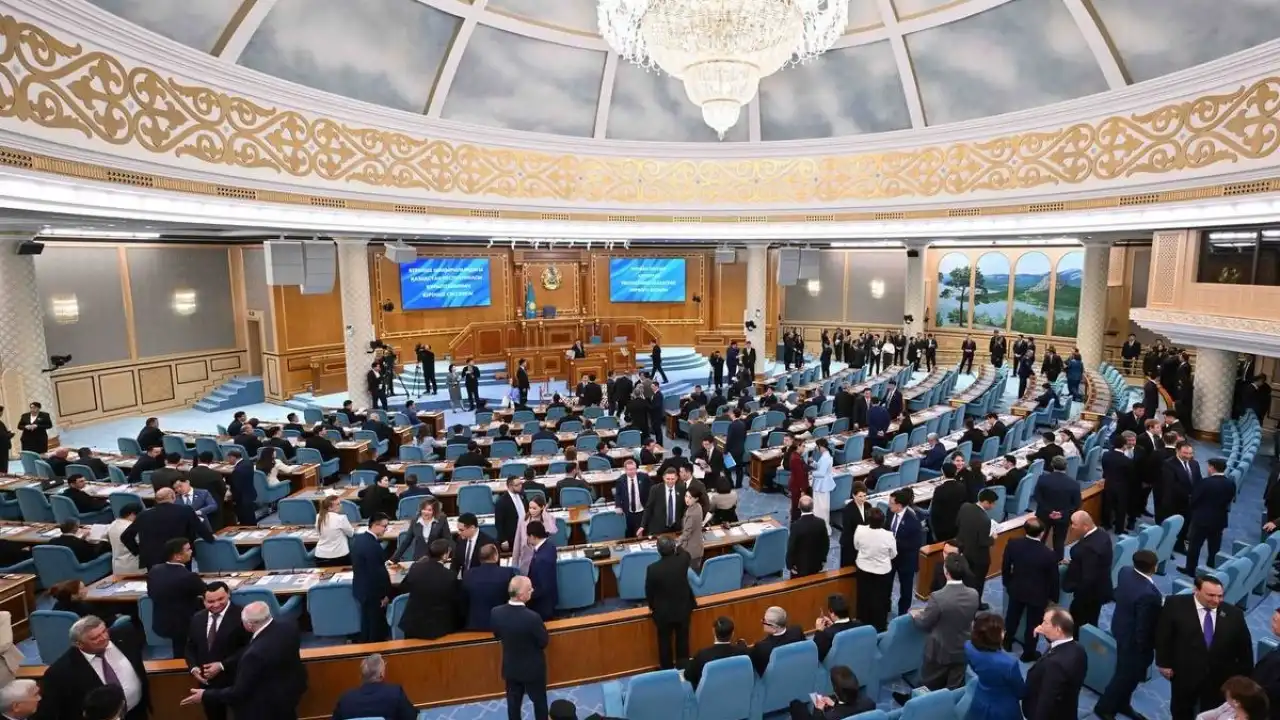 В Казахстане депутатов Курултая смогут лишать зарплаты за этику и прогулы