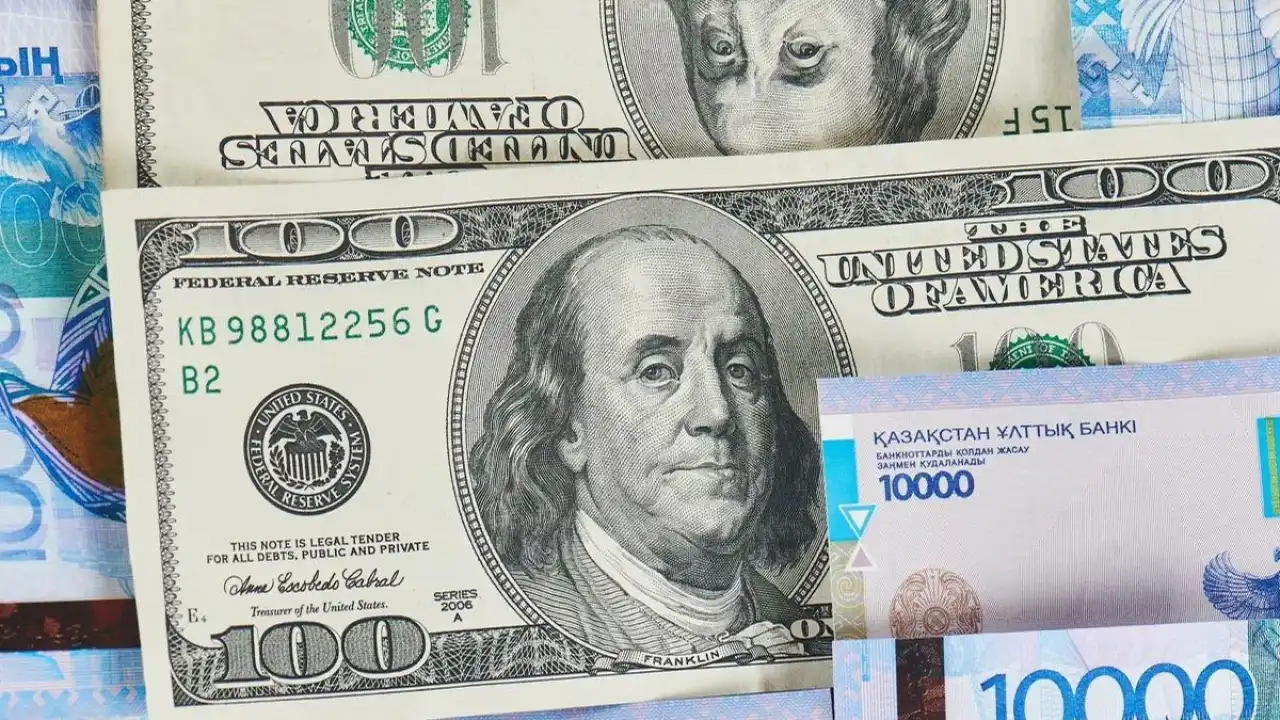 Доллар рухнул ниже 448 тенге на торгах в Казахстане