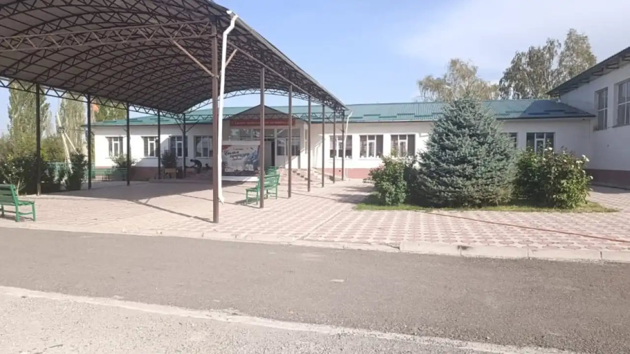 В Чуйской области в школе выплатили 1,7 млн сомов «мертвым душам»