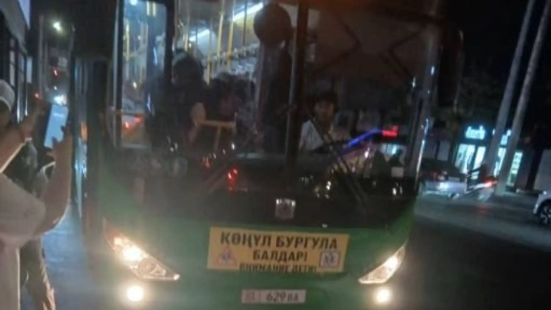 В Бишкеке проверят жалобу на водителя автобуса №30, не выпустившего пассажирку