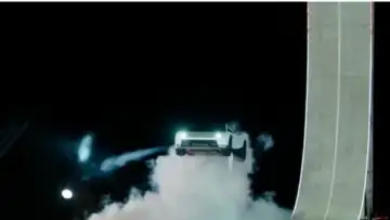 В Техасе Маск показал Roadster, способный взлетать над препятствиями