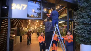 В Ташкенте убрали столы Brasserie Park с тротуара у ЦУМа