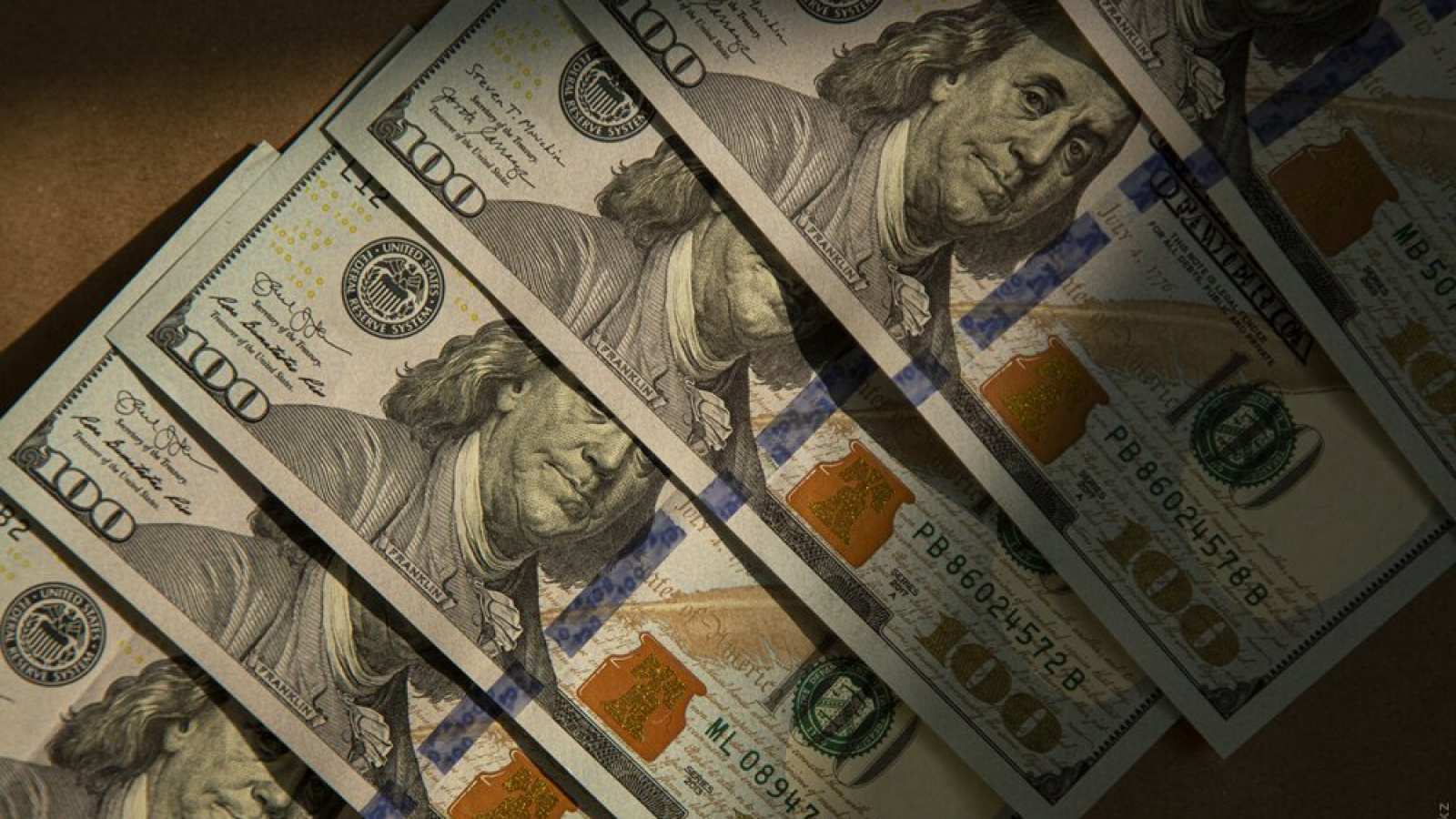 Доллар усилил давление на тенге на торгах в Казахстане