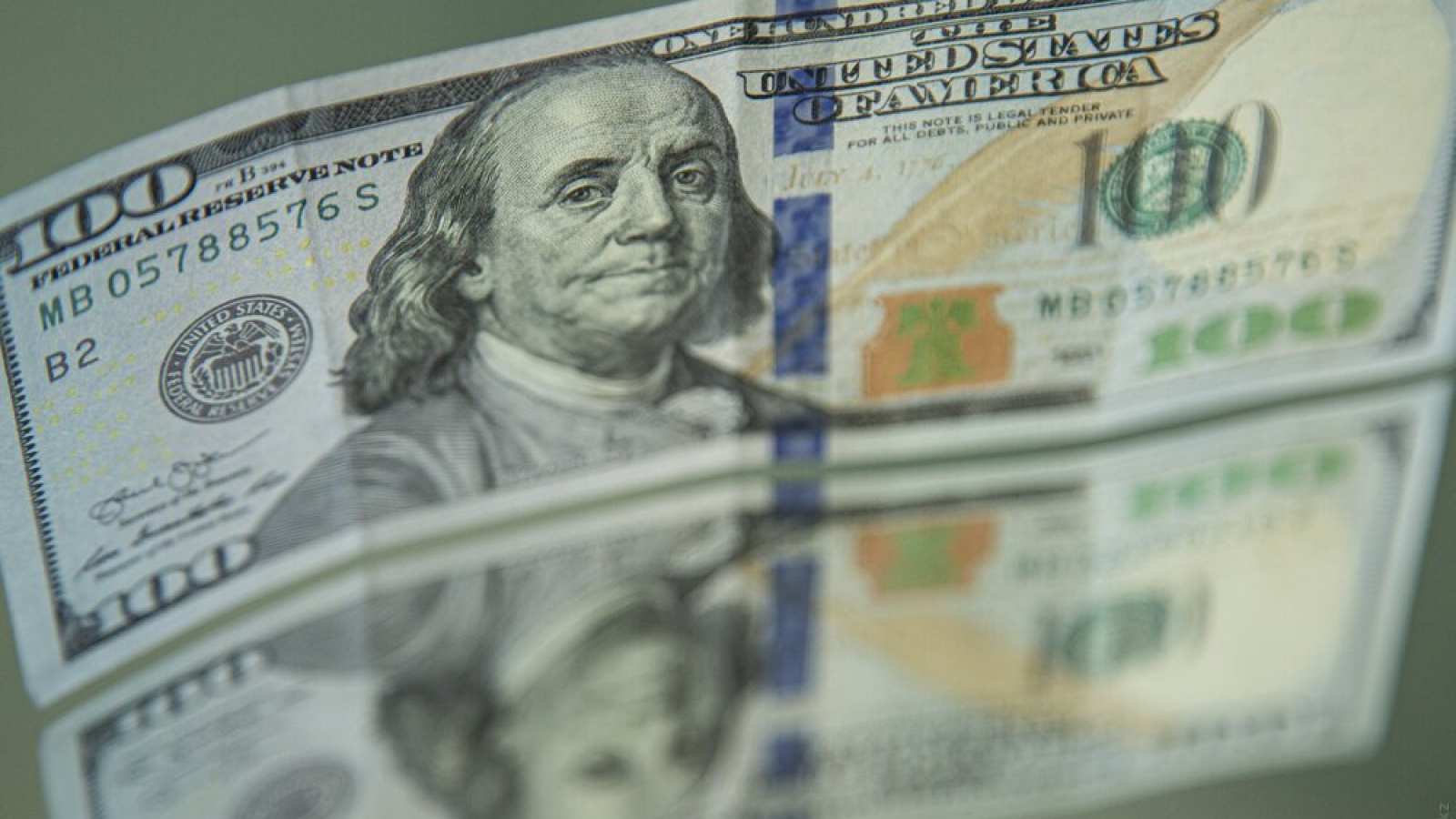 Доллар вновь меняет курс на бирже Казахстана