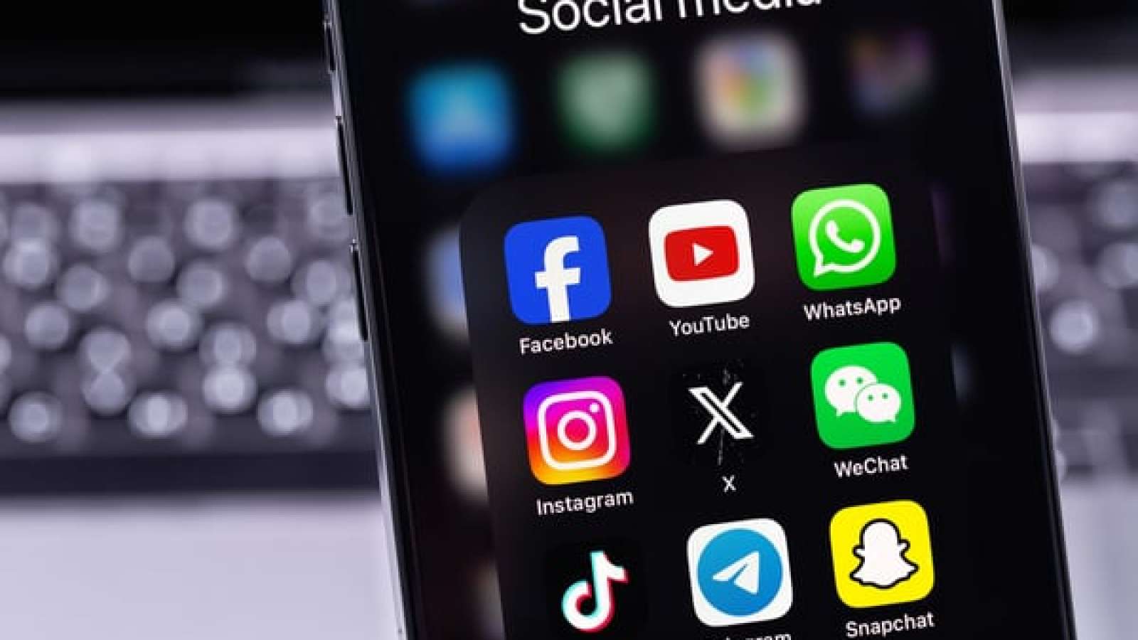 Казахстанцы все чаще получают новости из соцсетей, а не из традиционных СМИ