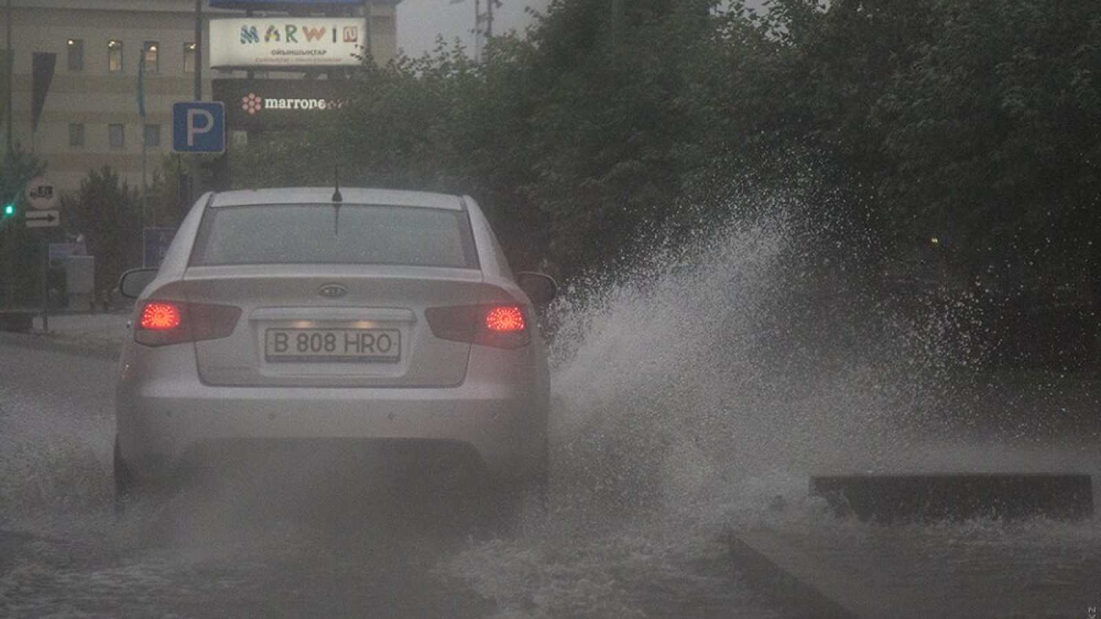 Сильный дождь с грозой накроет Алматы